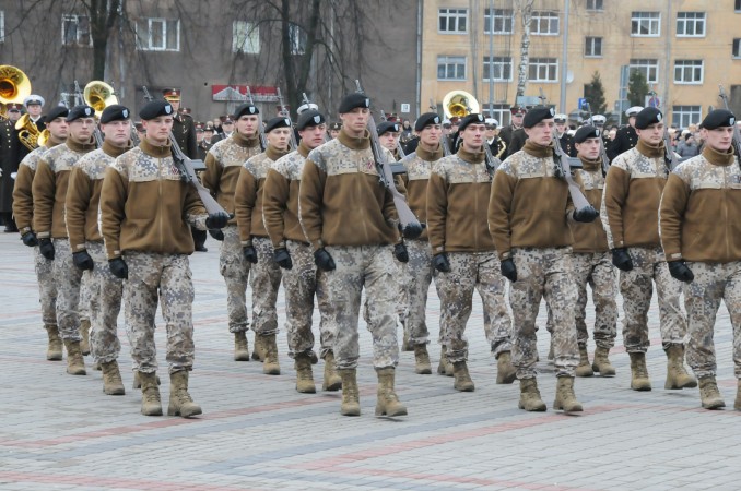 Во дворе школы решено было провести конкурс рисунков на асфальте записались 12 человек для них